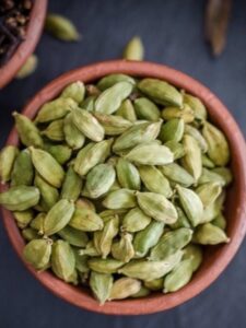 benefits of ilaychi and khadisakhar